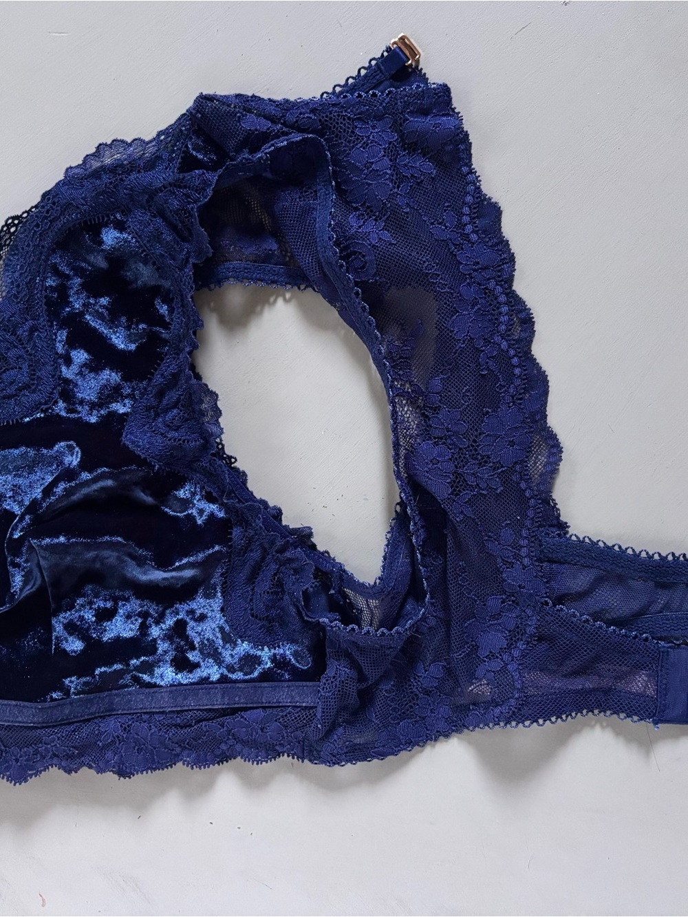 VICTORIA’S SECRET Dream Angels Crushed Velvet Plunge Lace Bralette - Picture 4 of 12